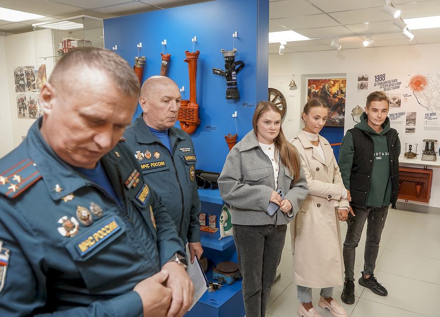 Начальник 10 пожарно-спасательного отряда ГУ МЧС по НО Анатолий Королёв знакомит с экспонатами Музея пожарной охраны представителей Музея городового магистрата – заведующего Кирилла Баркина, младшего научного сотрудника Веру Лозгачёву, экскурсовода Яну Кондратьеву.