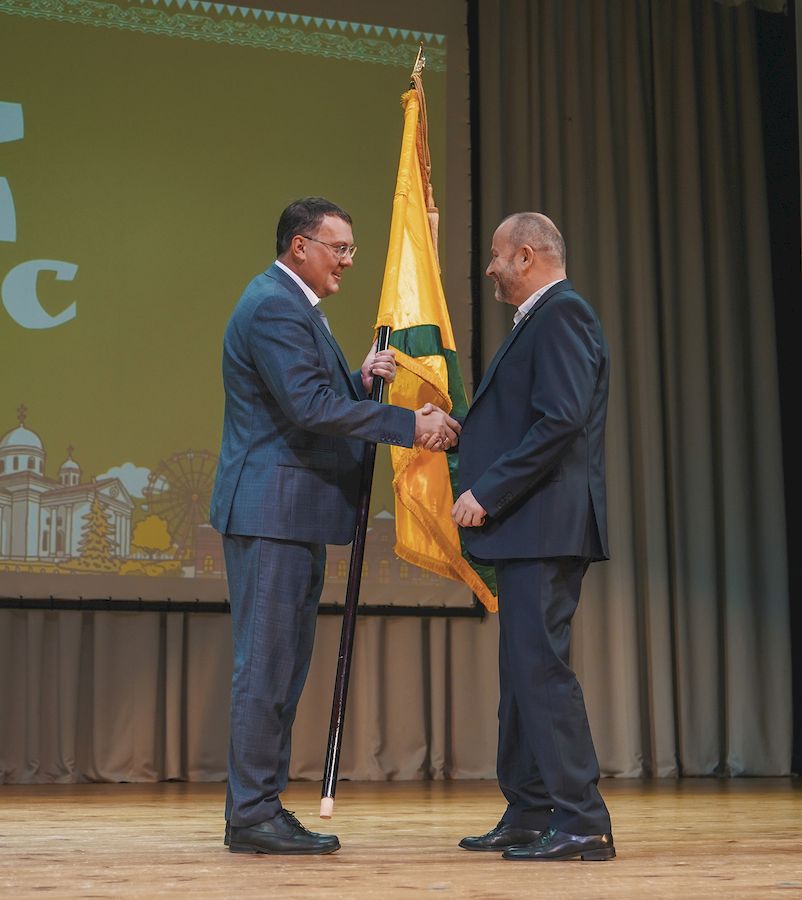 Переходящий флаг г.о.г. Арзамас генеральному директору АПЗ Андрею Капустину вручил мэр Александр Щелоков.