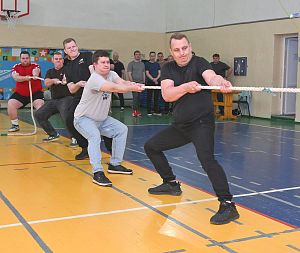 Соревнования по перетягиванию каната и гиревому спорту