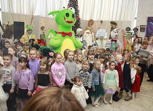 Новогодние елки для детей приборостроителей 