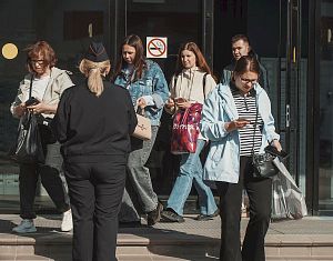 Молодые приборостроители совместно с полицией раздавали листовки о номере 112