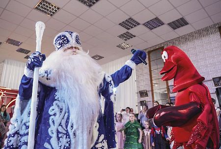 Новогодние представления для детей приборостроителей в ДК "Ритм"