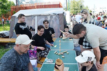 В День молодежи МС организовал площадку с настольными играми в городском парке