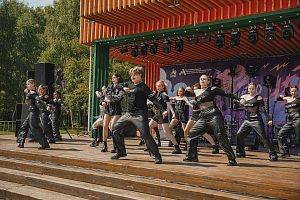 Рок-фестиваль "Небо" в городском парке, организованный МС 