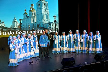При полном аншлаге прошел концерт хора ветеранов АПЗ "Легенда"