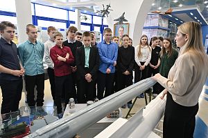 Девятиклассники Абрамовской средней школы в музее АПЗ