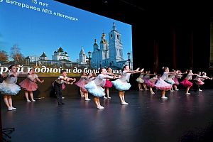 При полном аншлаге прошел концерт хора ветеранов АПЗ "Легенда"
