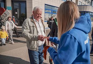 Молодые приборостроители раздавали георгиевские ленты возле проходной