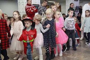 Новогодние елки для детей приборостроителей 