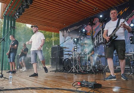 Рок-фестиваль "Небо" в городском парке, организованный МС 