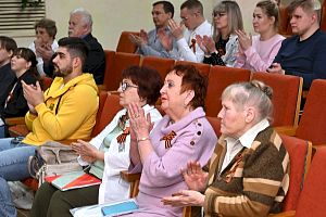 Молодежь и ветераны АПЗ на литературно-музыкальном вечере "Связь поколений"