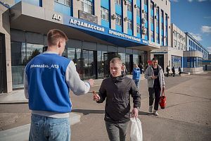 Молодые приборостроители раздавали георгиевские ленты возле проходной