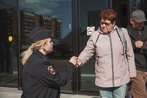 Молодые приборостроители совместно с полицией раздавали листовки о номере 112
