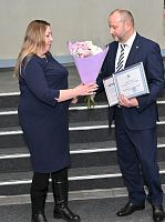 Торжественное вручение свидетельств о занесении на заводскую Доску почета 