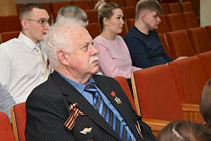 Молодежь и ветераны АПЗ на литературно-музыкальном вечере "Связь поколений"