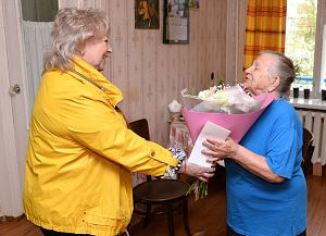 Делегация АПЗ поздравила на дому ветеранов ВОВ с Днем Победы