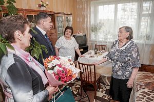 Поздравление на дому почетных ветеранов АПЗ – участников ВОВ с Днем Победы