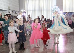 Новогодние елки для детей приборостроителей 