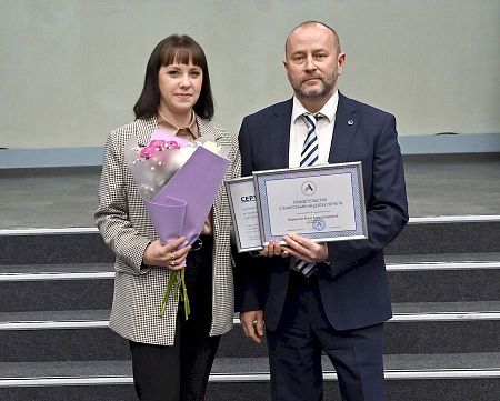 Торжественное вручение свидетельств о занесении на заводскую Доску почета 