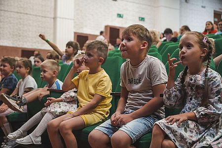 Праздник для первоклассников - детей приборостроителей прошел в ДК "Ритм"