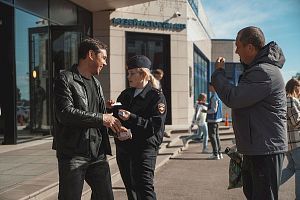 Молодые приборостроители совместно с полицией раздавали листовки о номере 112